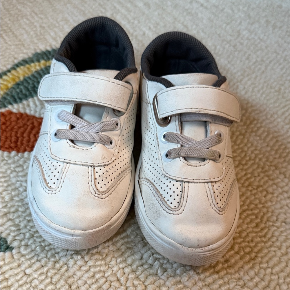 Like New Oomphies Sneakers